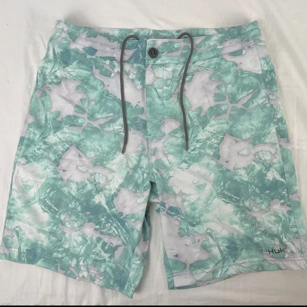 HUK Pursuit Fishing Mossy Oak Fracture Board Shorts Colorful Men's Size 36